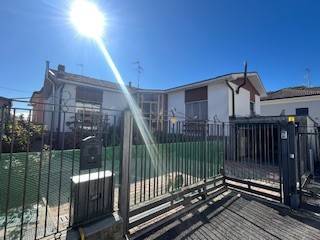 casa indipendente in vendita a Gallarate in zona Arnate