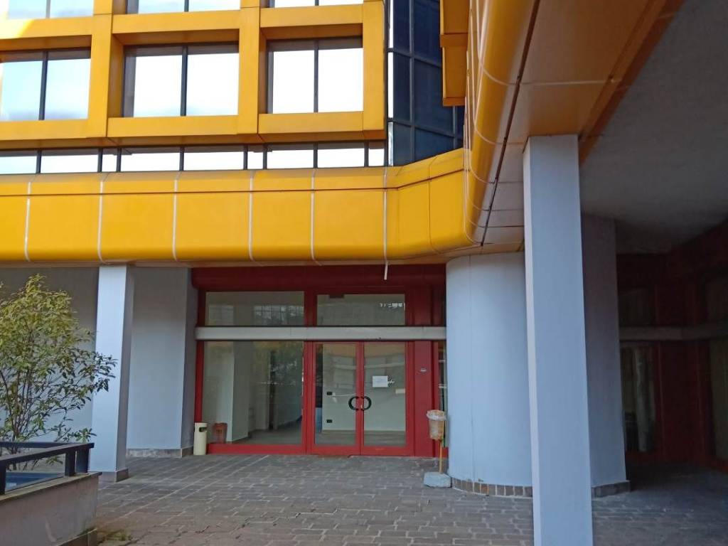 negozio in vendita a Gallarate in zona Cascinetta