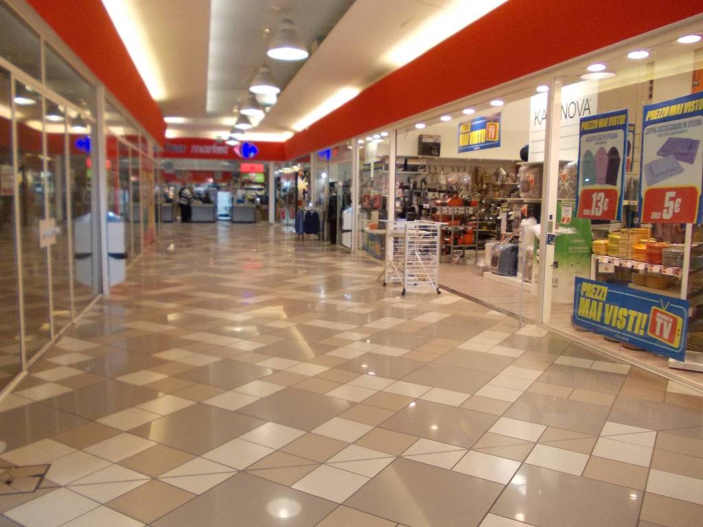 negozio in vendita a Gallarate in zona Cascinetta