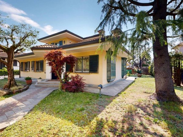 casa indipendente in vendita a Gallarate in zona Sciarè
