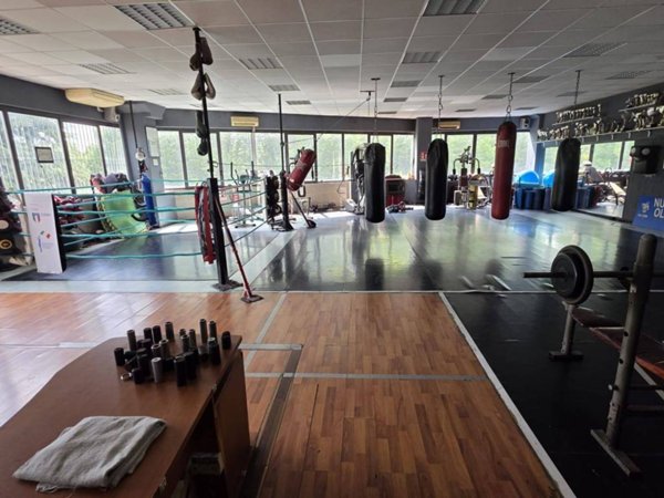 negozio in vendita a Gallarate in zona Crenna