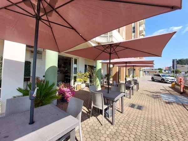 negozio in vendita a Gallarate in zona Cascinetta