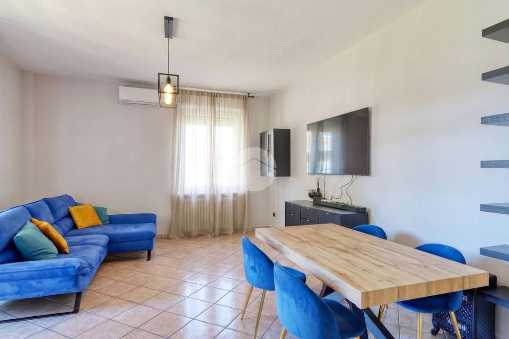 appartamento in vendita a Gallarate in zona Sciarè