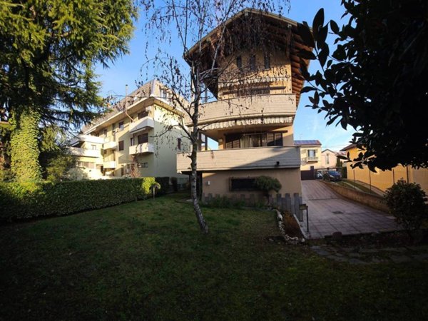 casa indipendente in vendita a Gallarate in zona Sciarè