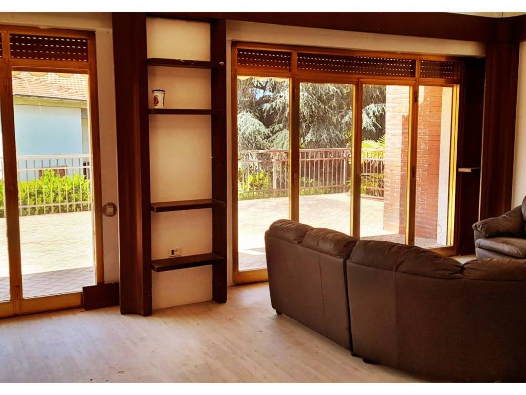 intera palazzina in vendita a Gallarate in zona Cascinetta