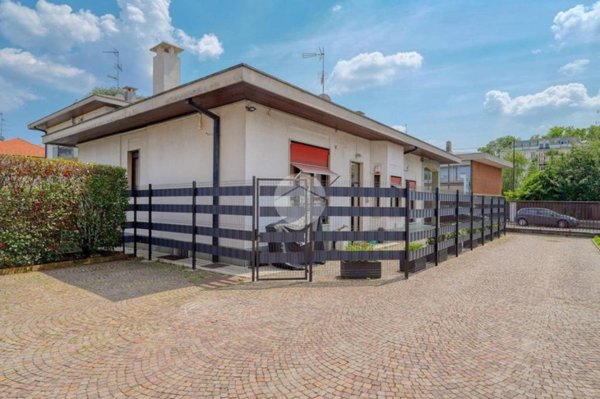 casa indipendente in vendita a Gallarate in zona Cascinetta