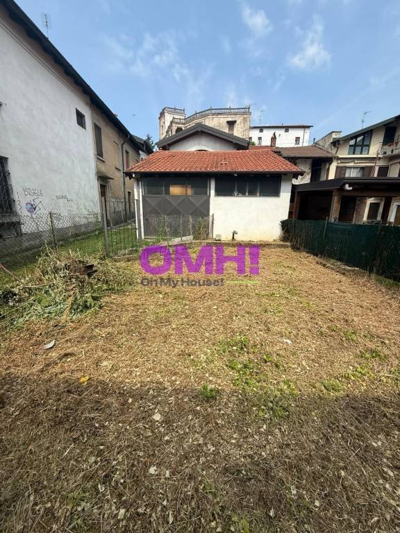 locale commerciale in vendita a Gallarate in zona Cascinetta