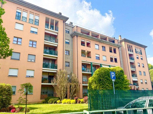 appartamento in vendita a Gallarate in zona Sciarè