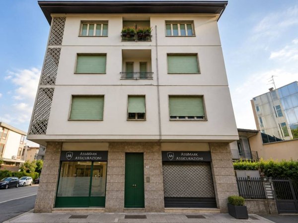 appartamento in vendita a Gallarate in zona Sciarè
