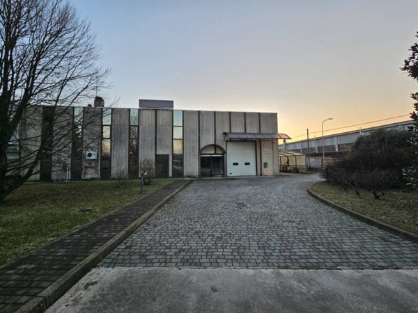 capannone in vendita a Gallarate in zona Sciarè