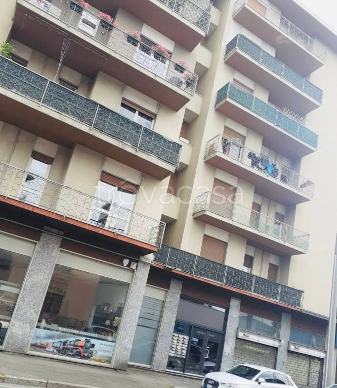 negozio in vendita a Gallarate in zona Madonna in Campagna