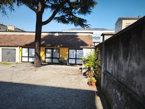 appartamento in vendita a Gallarate in zona Sciarè