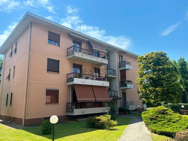 appartamento in vendita a Gallarate in zona Sciarè