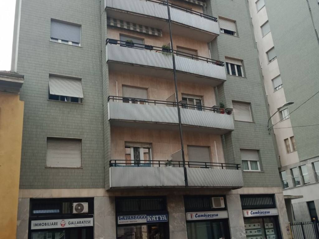 appartamento in vendita a Gallarate in zona Sciarè