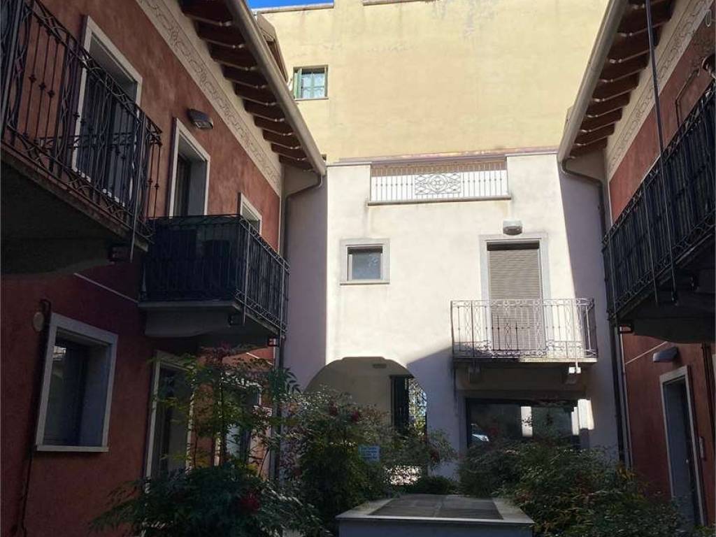 negozio in vendita a Gallarate in zona Sciarè