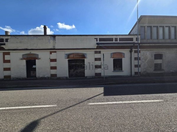 negozio in vendita a Gallarate in zona Arnate