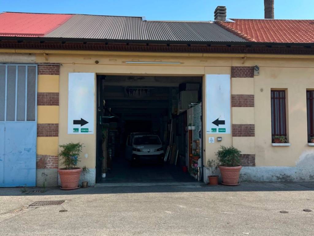 locale commerciale in vendita a Gallarate in zona Arnate