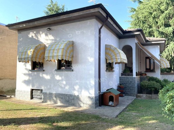 casa indipendente in vendita a Gallarate in zona Crenna