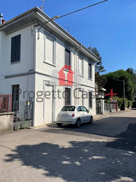 casa indipendente in vendita a Gallarate in zona Arnate