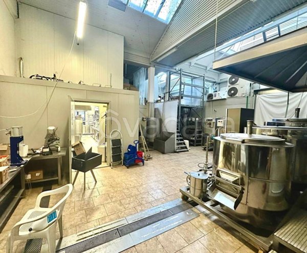 locale commerciale in vendita a Gallarate in zona Arnate