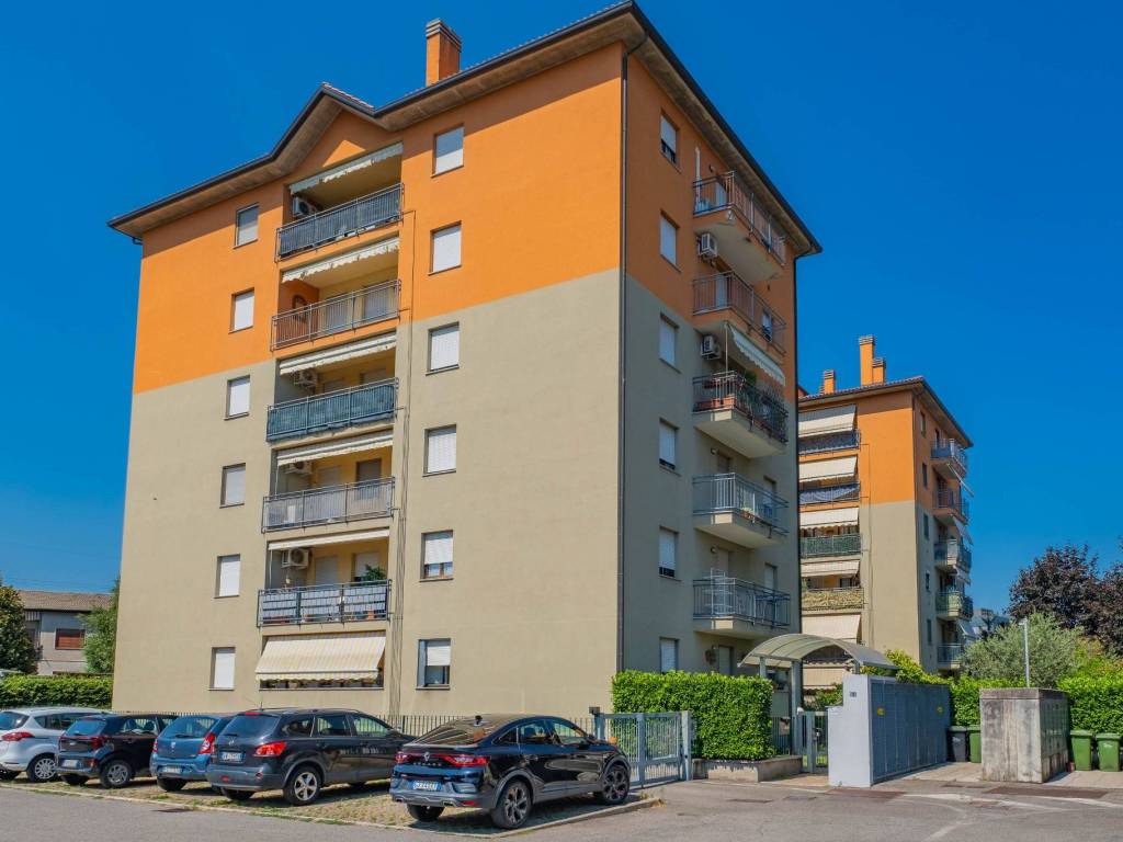 appartamento in vendita a Gallarate in zona Sciarè