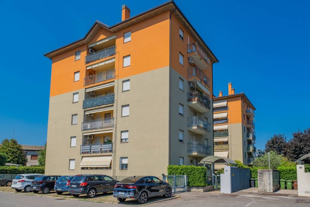 appartamento in vendita a Gallarate in zona Sciarè