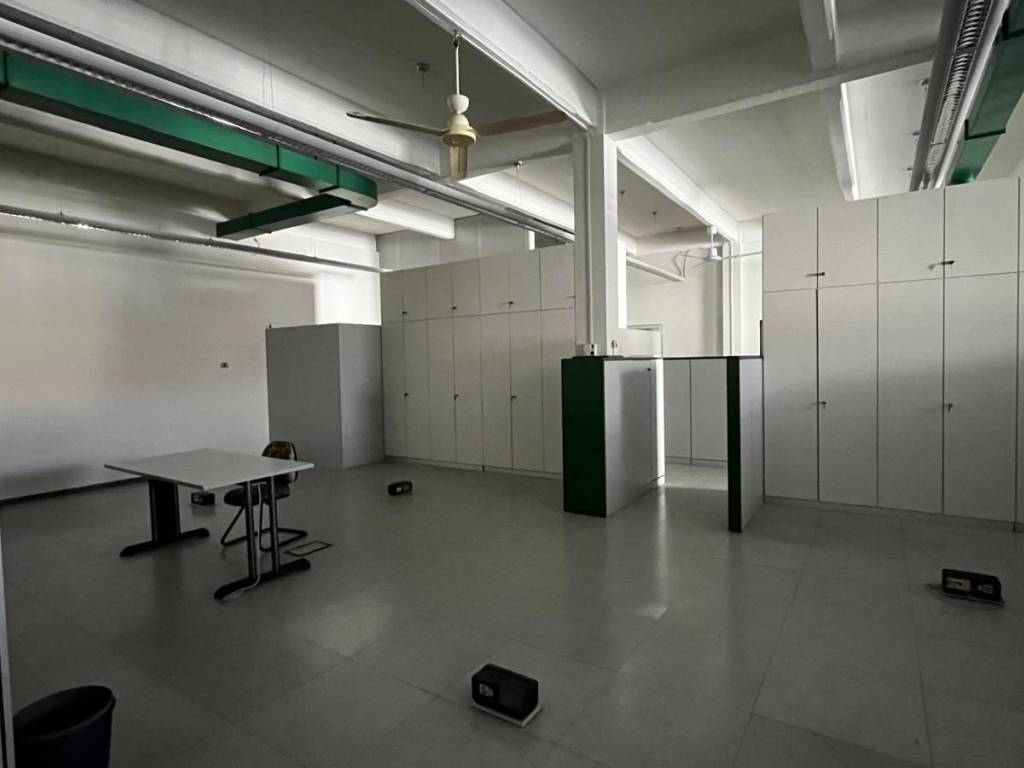 locale commerciale in vendita a Gallarate in zona Arnate