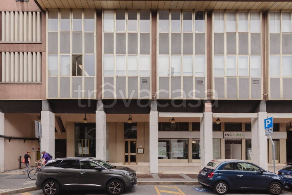 appartamento in vendita a Gallarate in zona Sciarè