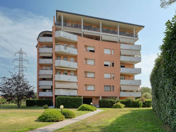 appartamento in vendita a Gallarate in zona Sciarè