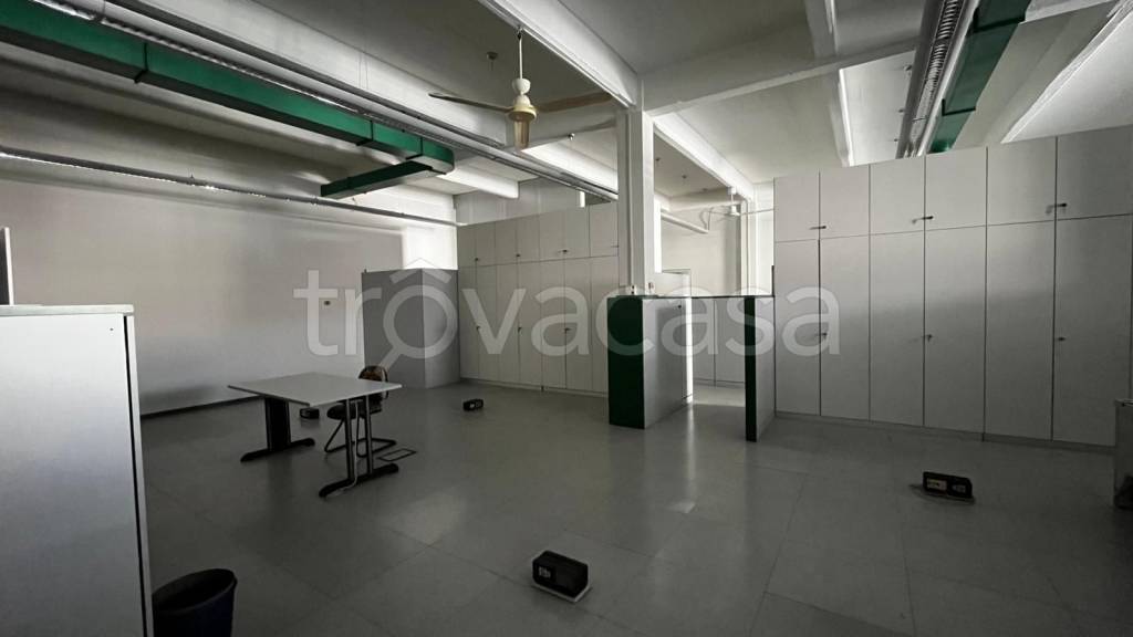 locale commerciale in vendita a Gallarate in zona Arnate