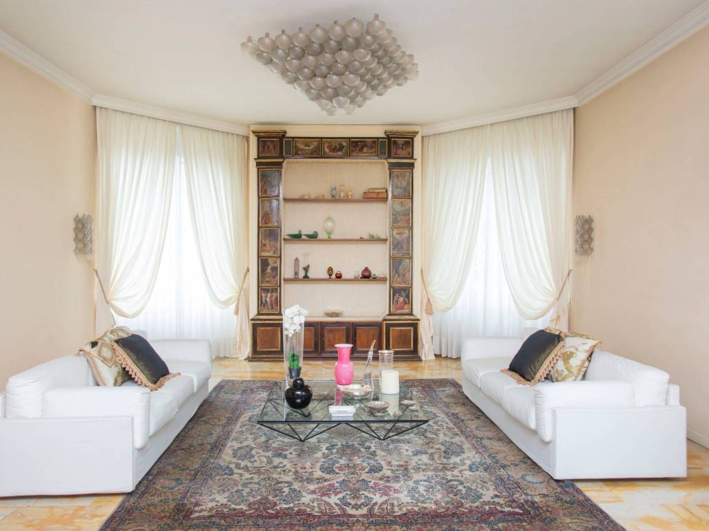 casa indipendente in vendita a Gallarate in zona Sciarè