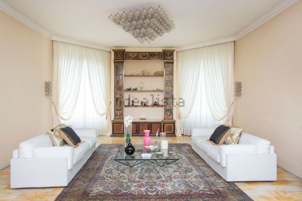 casa indipendente in vendita a Gallarate in zona Sciarè