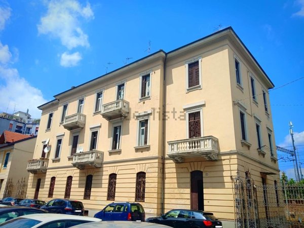 appartamento in vendita a Gallarate in zona Sciarè