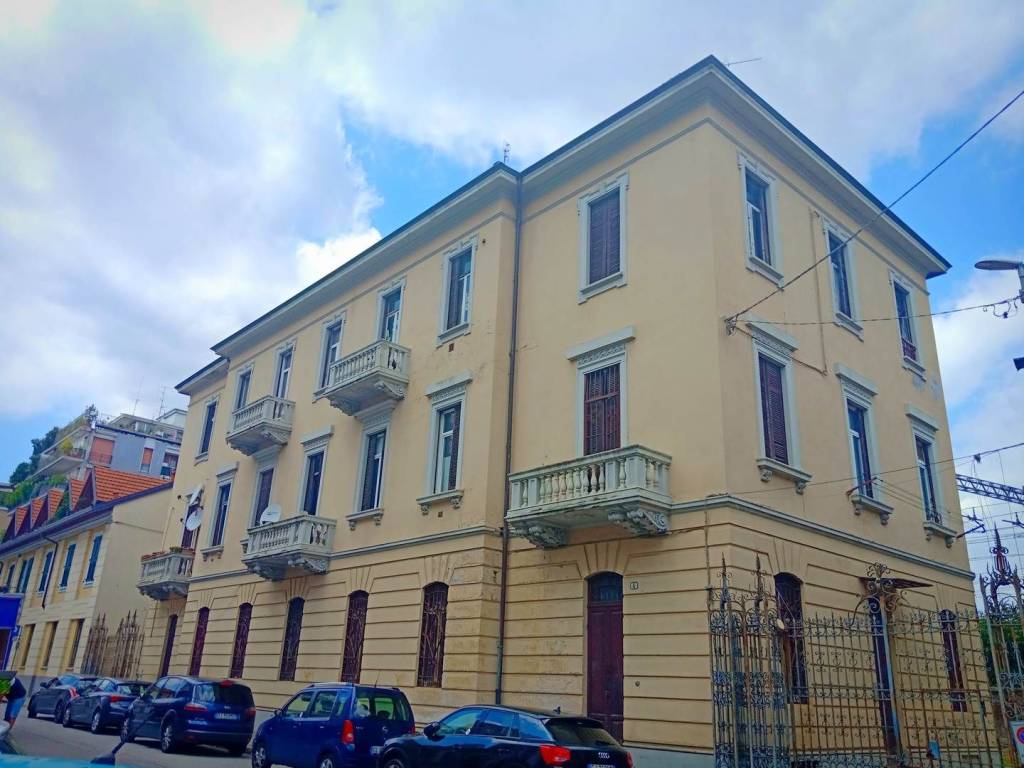 appartamento in vendita a Gallarate in zona Sciarè