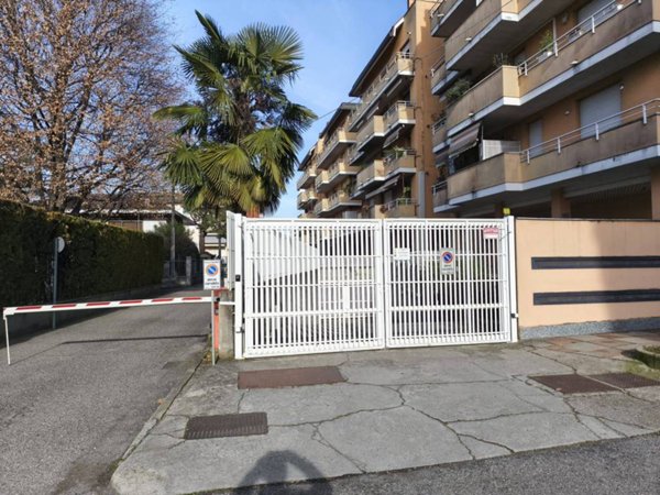 locale commerciale in vendita a Gallarate in zona Sciarè