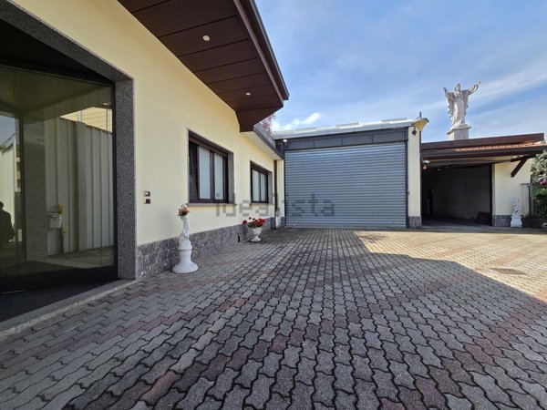 capannone in vendita a Gallarate in zona Sciarè