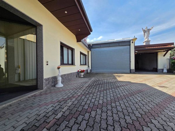 locale commerciale in vendita a Gallarate in zona Arnate