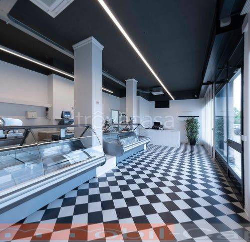 negozio in vendita a Gallarate in zona Arnate