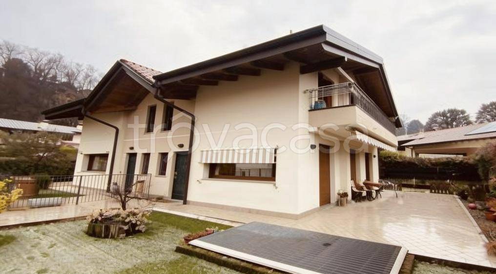 casa indipendente in vendita a Gallarate in zona Crenna