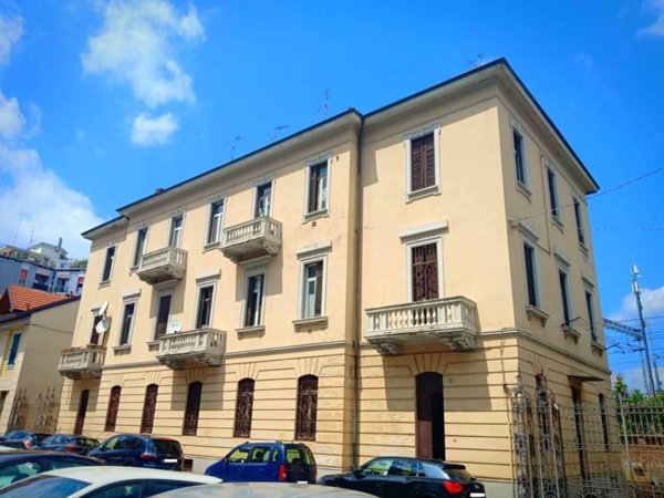 appartamento in vendita a Gallarate in zona Sciarè