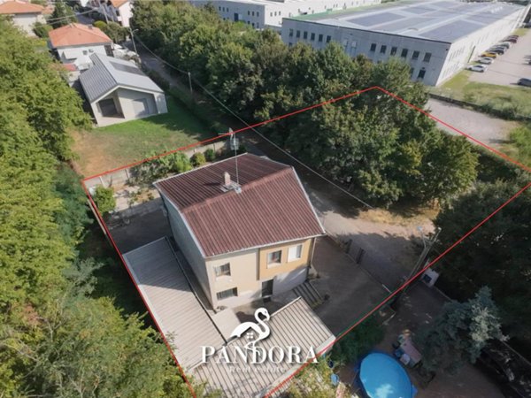 casa indipendente in vendita a Gallarate in zona Madonna in Campagna