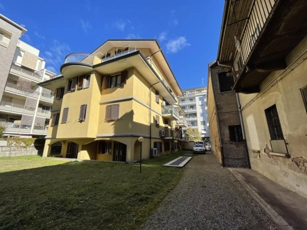 ufficio in vendita a Gallarate in zona Sciarè