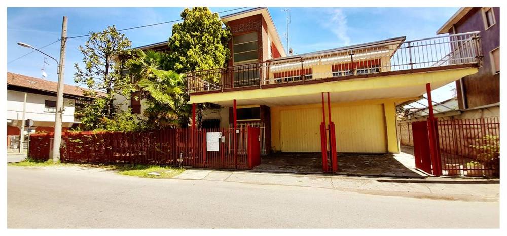 locale commerciale in vendita a Gallarate in zona Cascinetta