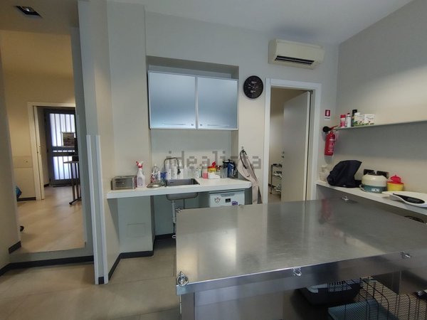 locale commerciale in vendita a Gallarate in zona Cascinetta