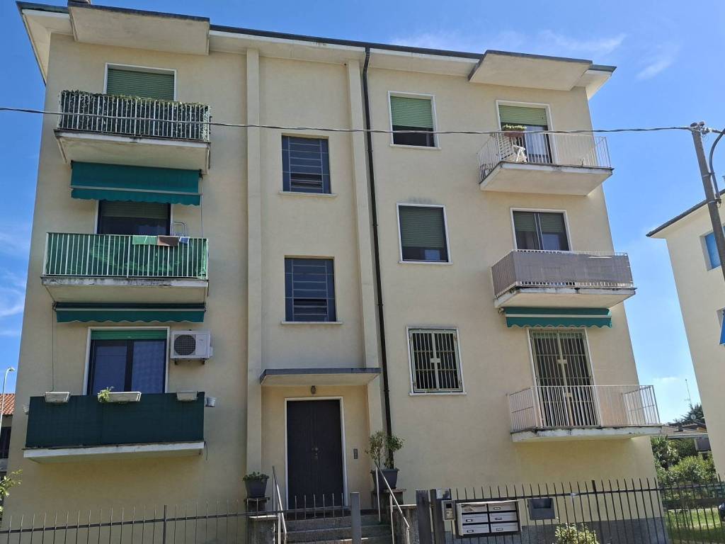 appartamento in vendita a Gallarate in zona Sciarè
