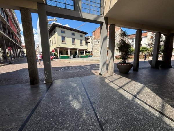 negozio in vendita a Gallarate in zona Sciarè