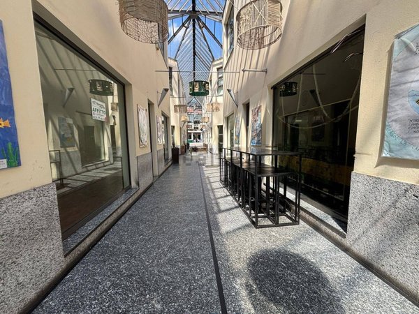 ufficio in vendita a Gallarate in zona Sciarè