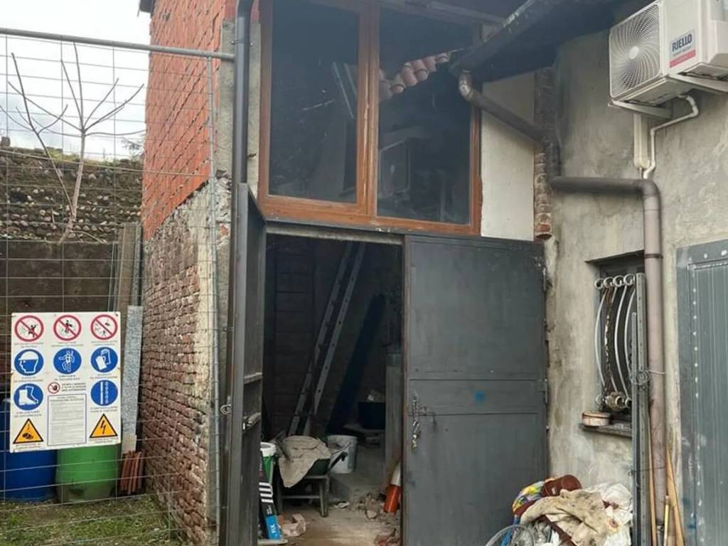 casa indipendente in vendita a Gallarate in zona Arnate