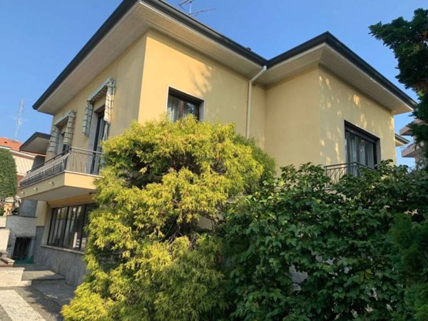 casa indipendente in vendita a Gallarate in zona Cascinetta