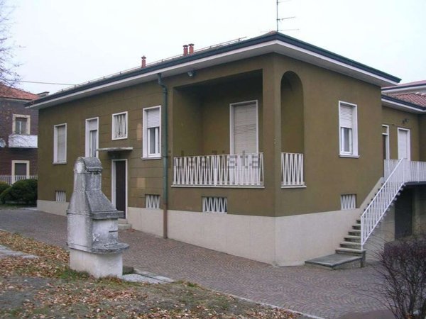 locale commerciale in vendita a Gallarate in zona Arnate
